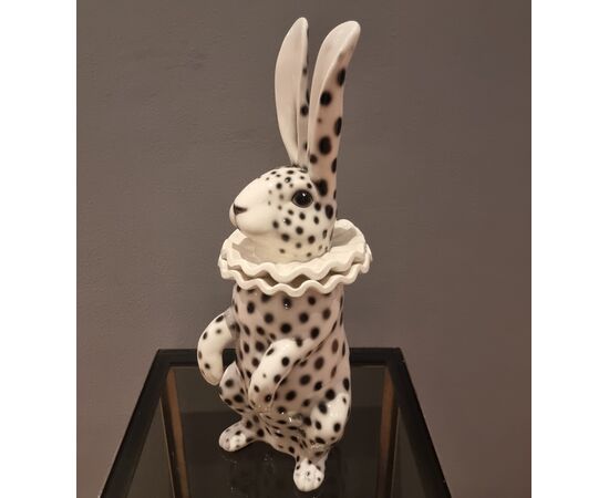 Coniglio in ceramica dipinta con vestito di Pierrot