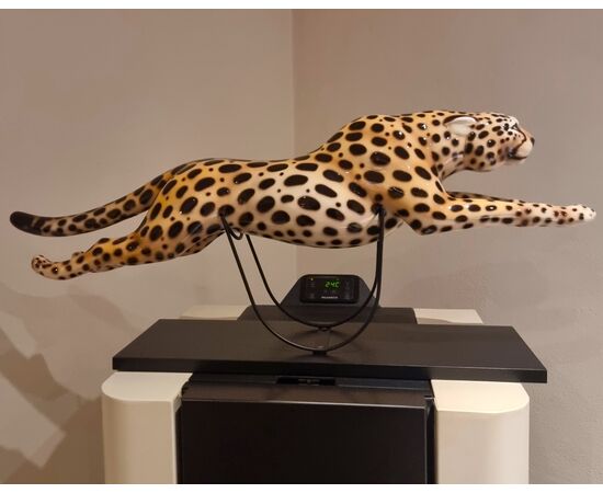Painted ceramic cheetah with a high-class base: elegance and character