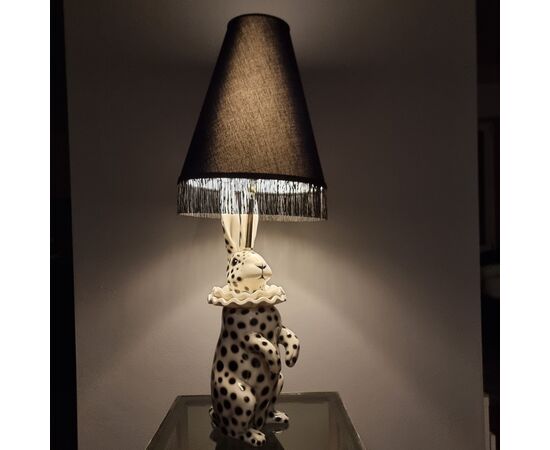 Lampada con Coniglio in Ceramica Dipinta vestiro da Pierrot