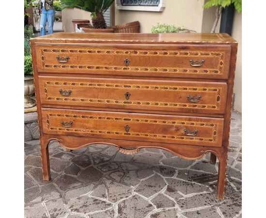 Directoire chest of drawers from the 1700s, Vicenza, in walnut with cherry wood inlays.