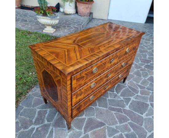 18th Century Louis XVI Modenese chest of drawers in walnut with various woods and inlays