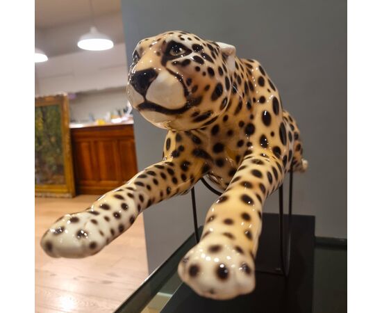 Painted ceramic cheetah with a high-class base: elegance and character