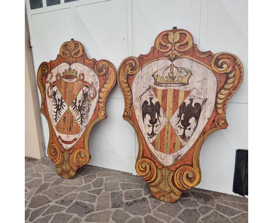 Coppia di scudi lignei nobiliari dipinti del ‘900