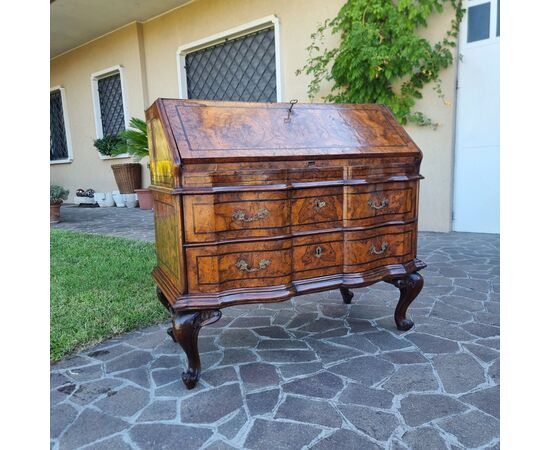 18th-century walnut bureau Louis XV Venice: a masterpiece of elegance