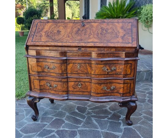 18th-century walnut bureau Louis XV Venice: a masterpiece of elegance