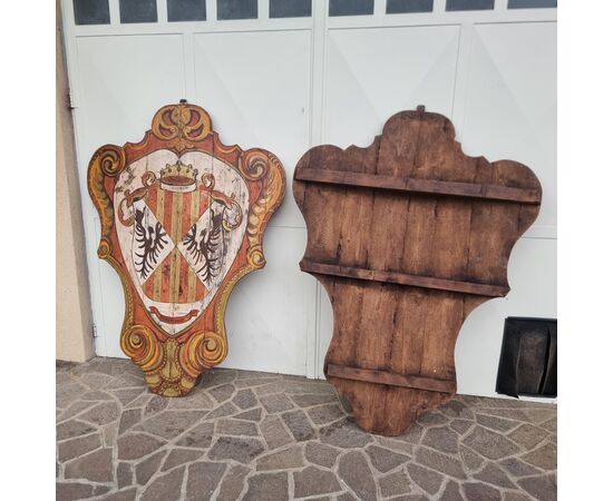 Coppia di scudi lignei nobiliari dipinti del ‘900