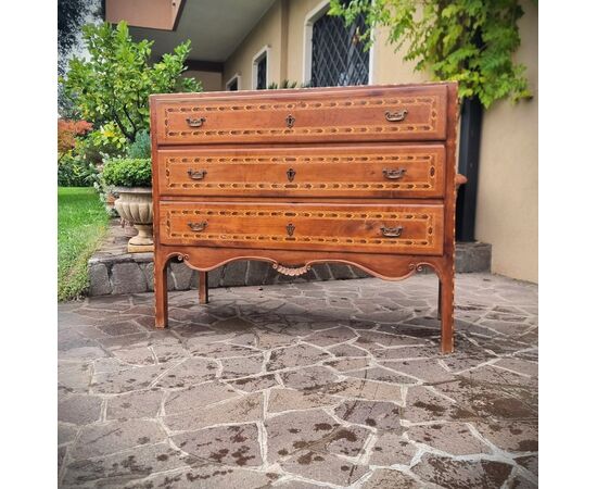 Directoire chest of drawers from the 1700s, Vicenza, in walnut with cherry wood inlays.