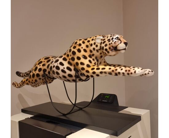 Painted ceramic cheetah with a high-class base: elegance and character