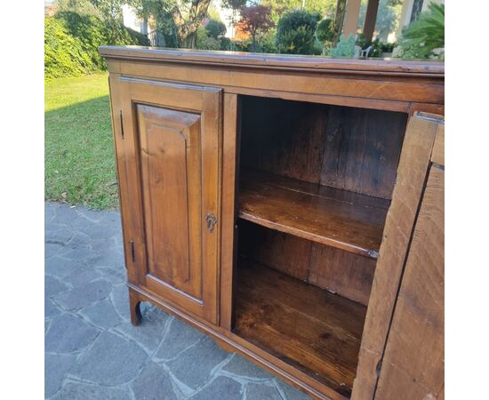Credenza scantonata del 700 in noce  Veneto