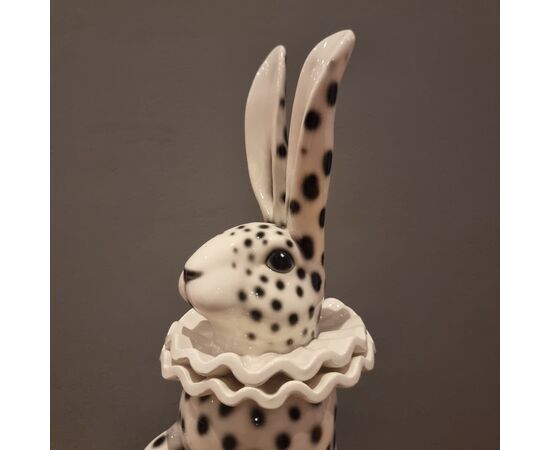Coniglio in ceramica dipinta con vestito di Pierrot