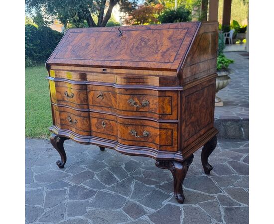 18th-century walnut bureau Louis XV Venice: a masterpiece of elegance