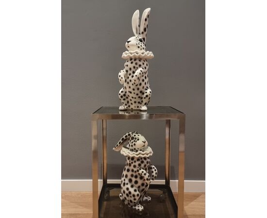 Coniglio in ceramica dipinta con vestito di Pierrot