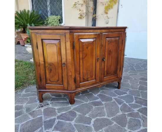 Credenza scantonata del 700 in noce  Veneto