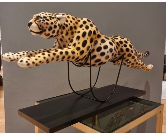 Painted ceramic cheetah with a high-class base: elegance and character