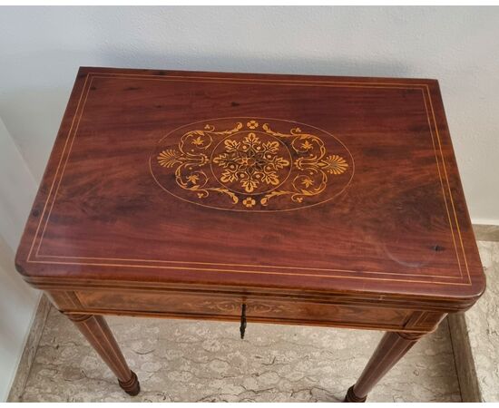 Charles X game table 1820 in maple and mahogany with inlays