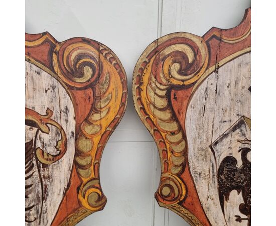 Coppia di scudi lignei nobiliari dipinti del ‘900