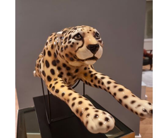 Painted ceramic cheetah with a high-class base: elegance and character