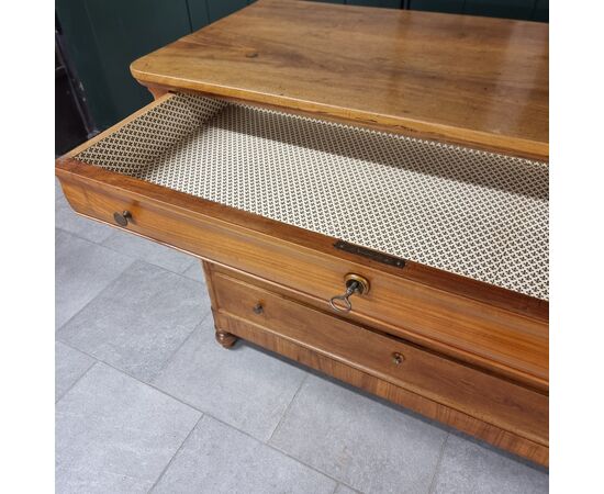 Venetian chest of drawers, light walnut and cherry wood, from 1850 with 4 drawers
