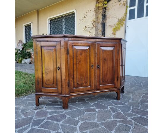 Credenza scantonata del 700 in noce  Veneto