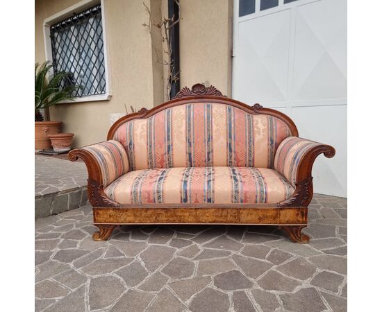 L'Eleganza Senza Tempo di un Divano Veneziano del 800 in Noce