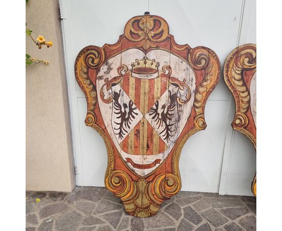 Coppia di scudi lignei nobiliari dipinti del ‘900