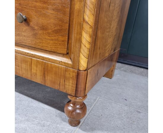 Venetian chest of drawers, light walnut and cherry wood, from 1850 with 4 drawers