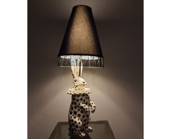 Lampada con Coniglio in Ceramica Dipinta vestiro da Pierrot