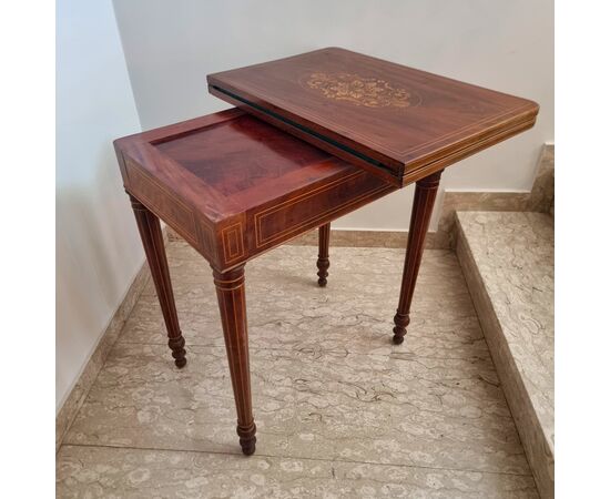 Charles X game table 1820 in maple and mahogany with inlays