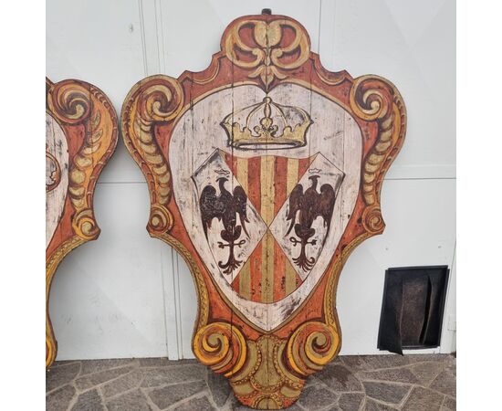 Coppia di scudi lignei nobiliari dipinti del ‘900