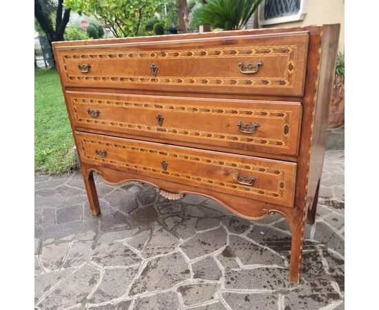 Directoire chest of drawers from the 1700s, Vicenza, in walnut with cherry wood inlays.
