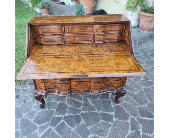 18th-century walnut bureau Louis XV Venice: a masterpiece of elegance