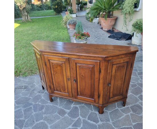 Credenza scantonata del 700 in noce  Veneto