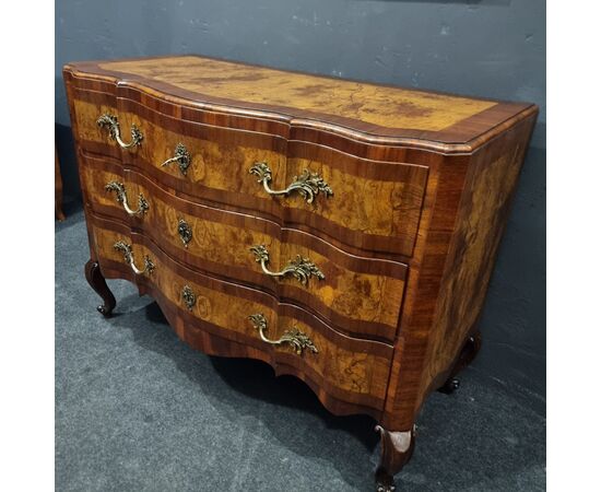 Elegant 18th-century Emilian chest of drawers in walnut and olive wood