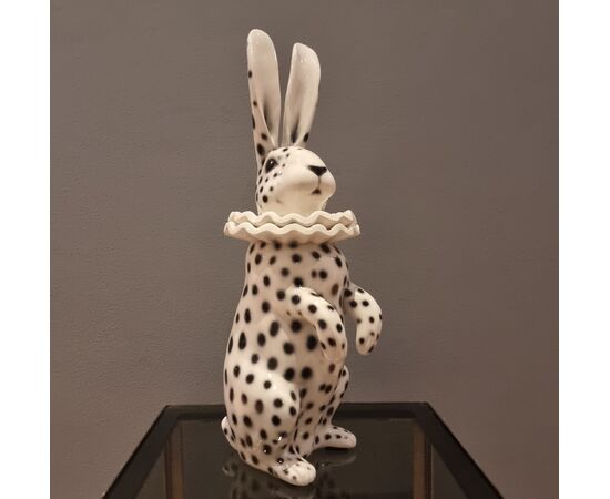 Coniglio in ceramica dipinta con vestito di Pierrot