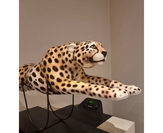 Painted ceramic cheetah with a high-class base: elegance and character