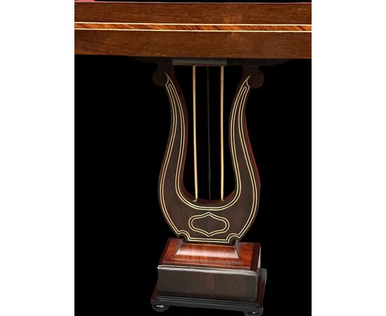 Tavolinetto con lira