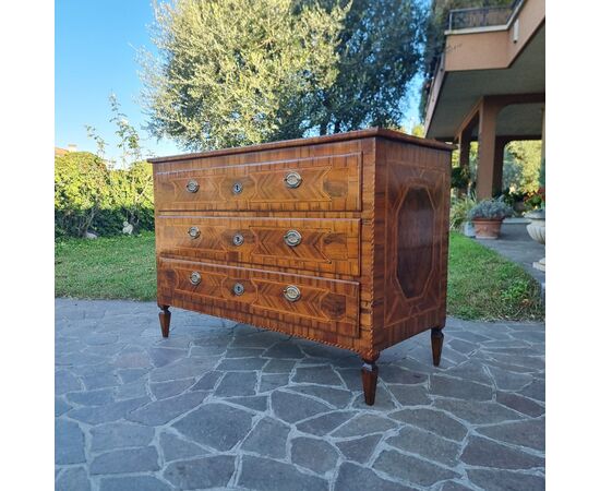 18th Century Louis XVI Modenese chest of drawers in walnut with various woods and inlays
