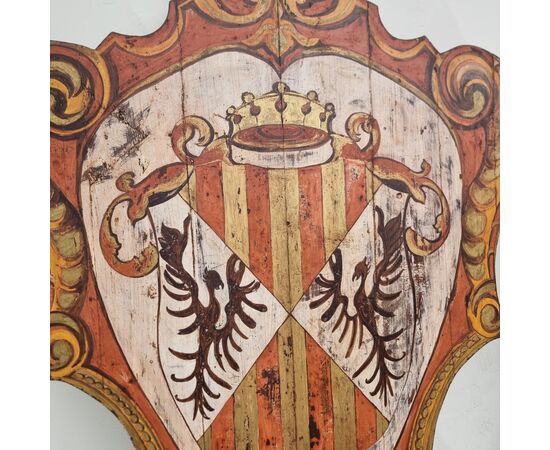 Coppia di scudi lignei nobiliari dipinti del ‘900