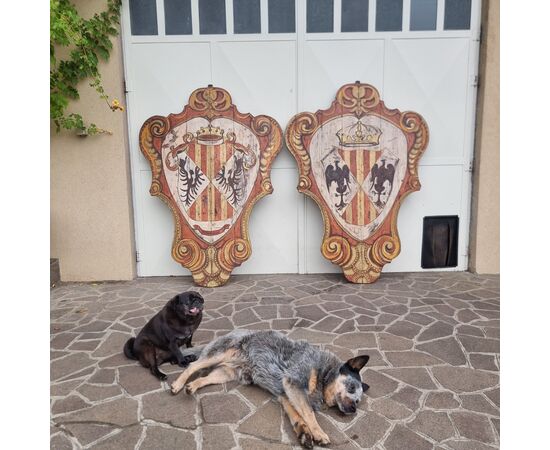 Coppia di scudi lignei nobiliari dipinti del ‘900