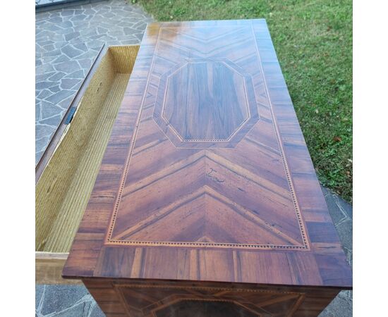 18th Century Louis XVI Modenese chest of drawers in walnut with various woods and inlays