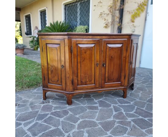 Credenza scantonata del 700 in noce  Veneto