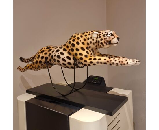 Painted ceramic cheetah with a high-class base: elegance and character