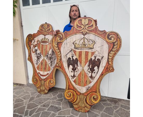 Coppia di scudi lignei nobiliari dipinti del ‘900