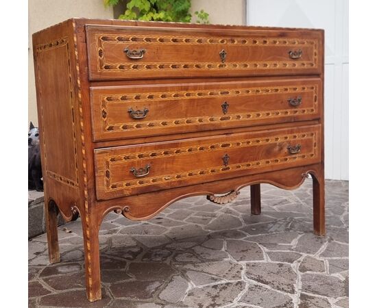 Directoire chest of drawers from the 1700s, Vicenza, in walnut with cherry wood inlays.