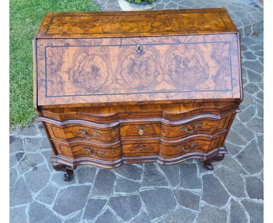 18th-century walnut bureau Louis XV Venice: a masterpiece of elegance