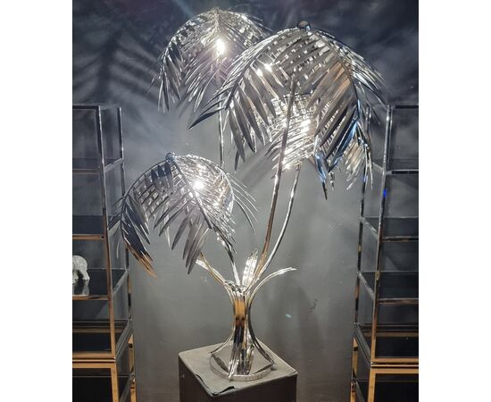 Imposing Floor Lamp: The Vintage Charm of the Kenzia in Satin Steel