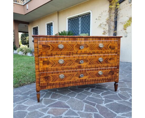 18th Century Louis XVI Modenese chest of drawers in walnut with various woods and inlays