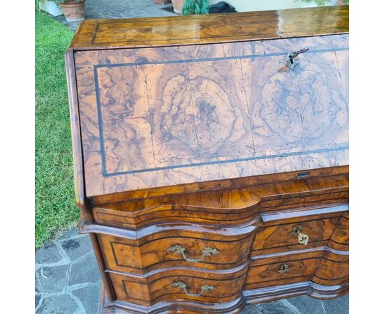 18th-century walnut bureau Louis XV Venice: a masterpiece of elegance