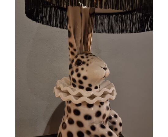 Lampada con Coniglio in Ceramica Dipinta vestiro da Pierrot