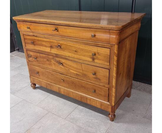 Venetian chest of drawers, light walnut and cherry wood, from 1850 with 4 drawers